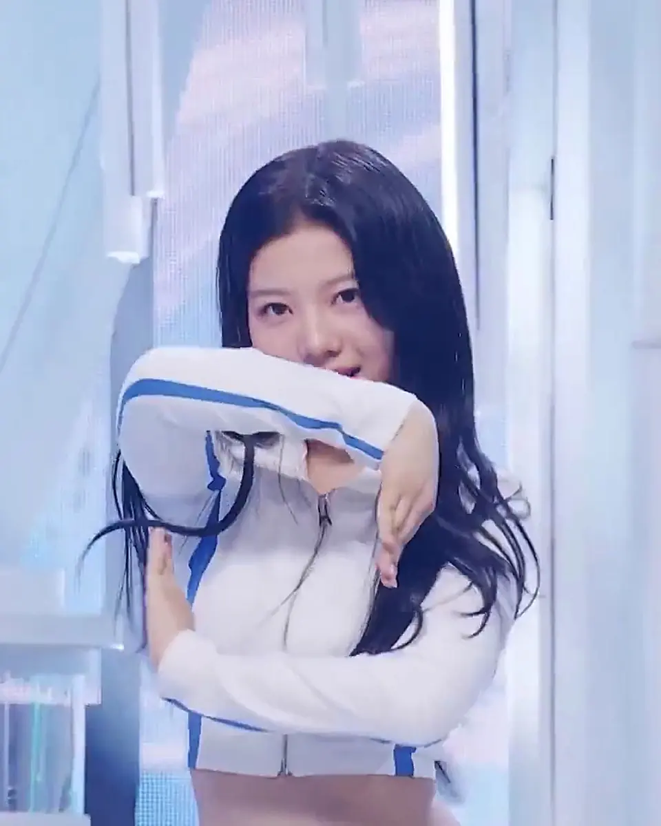 연한 화장에 심플한 의상