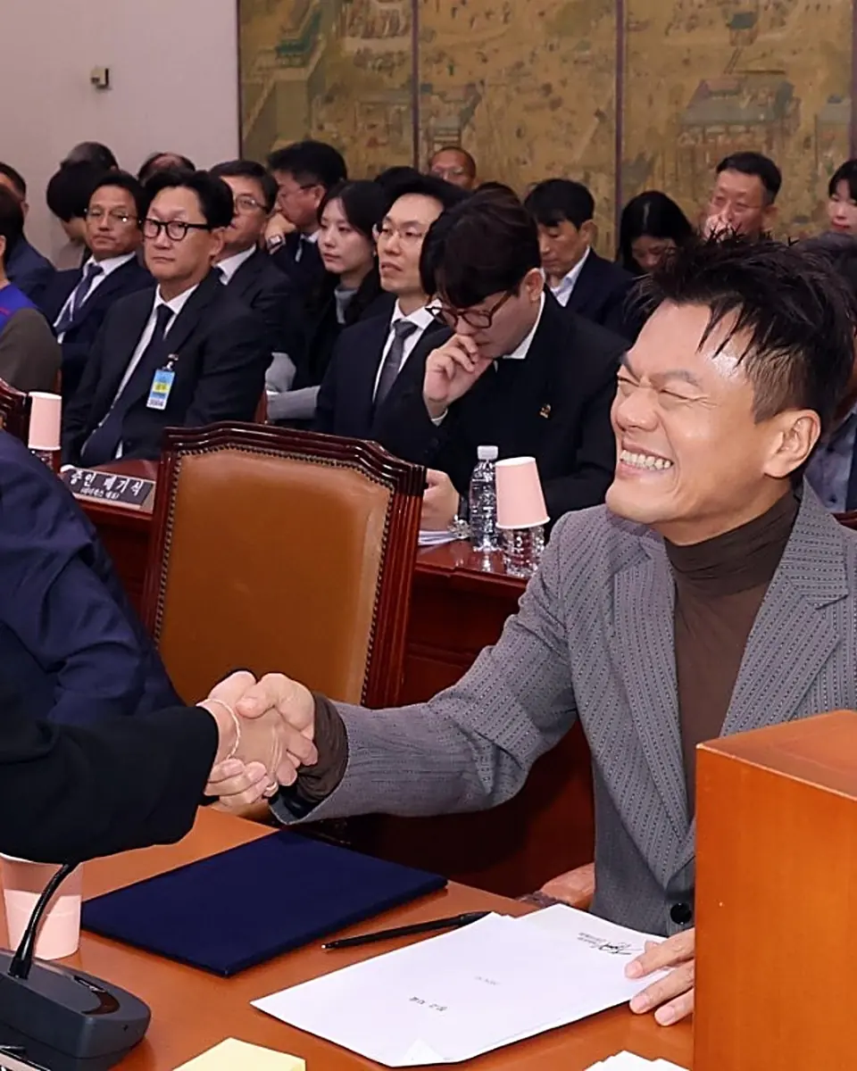 끝나고 나선 먼저 손을 내밀었다