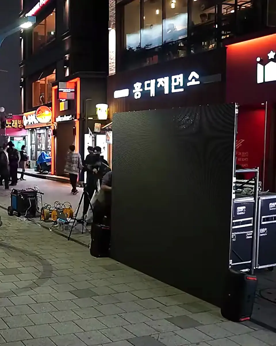 시작은 LED 스크린 한 대