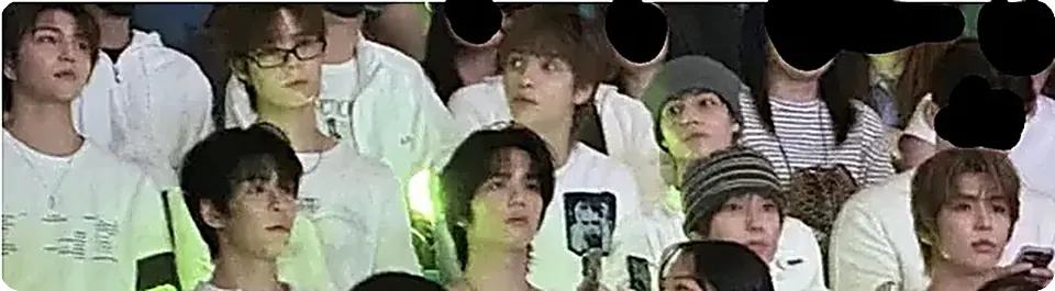 콘서트 객석에 나란히 앉아 있었다