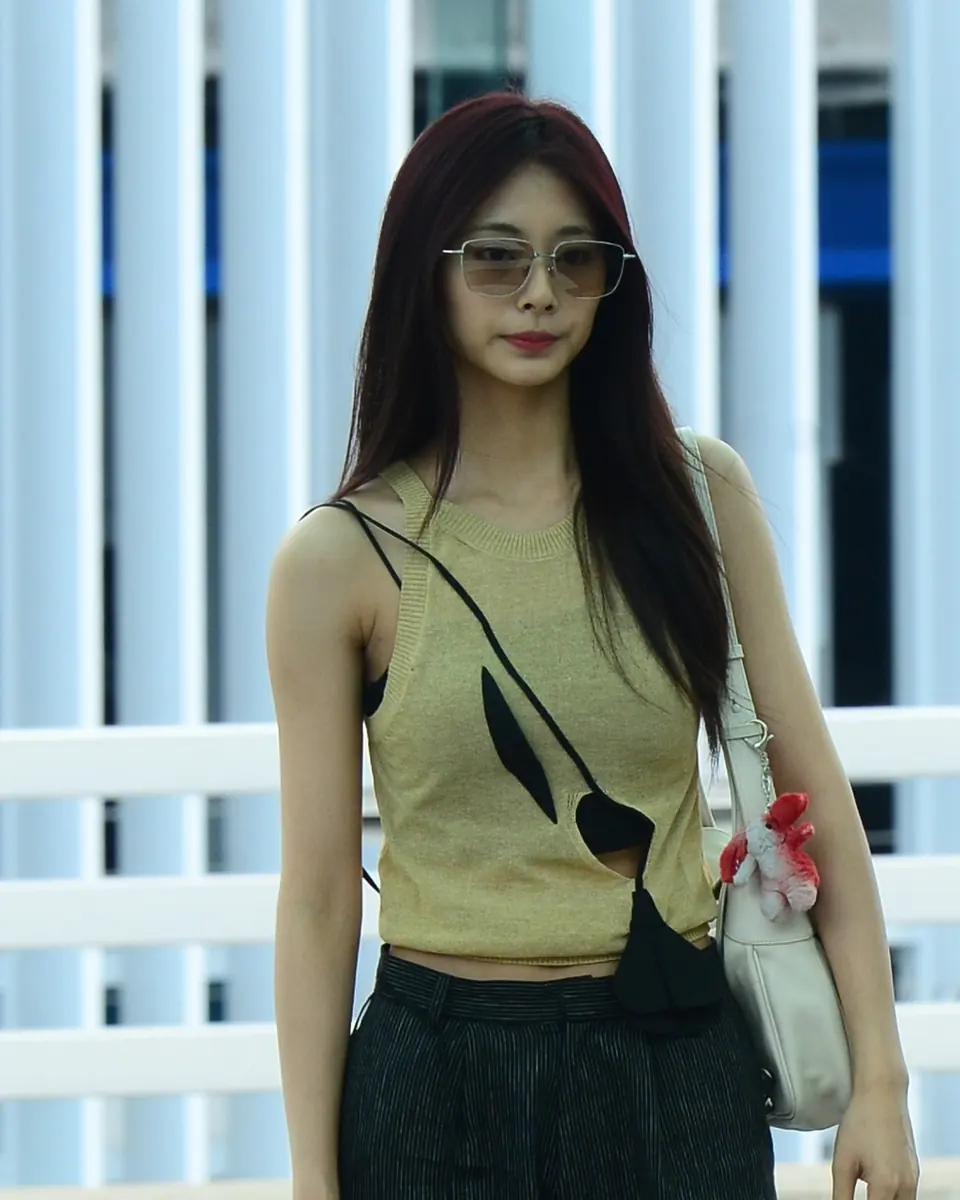 어떤 남성과 찍힌 사진 한 장