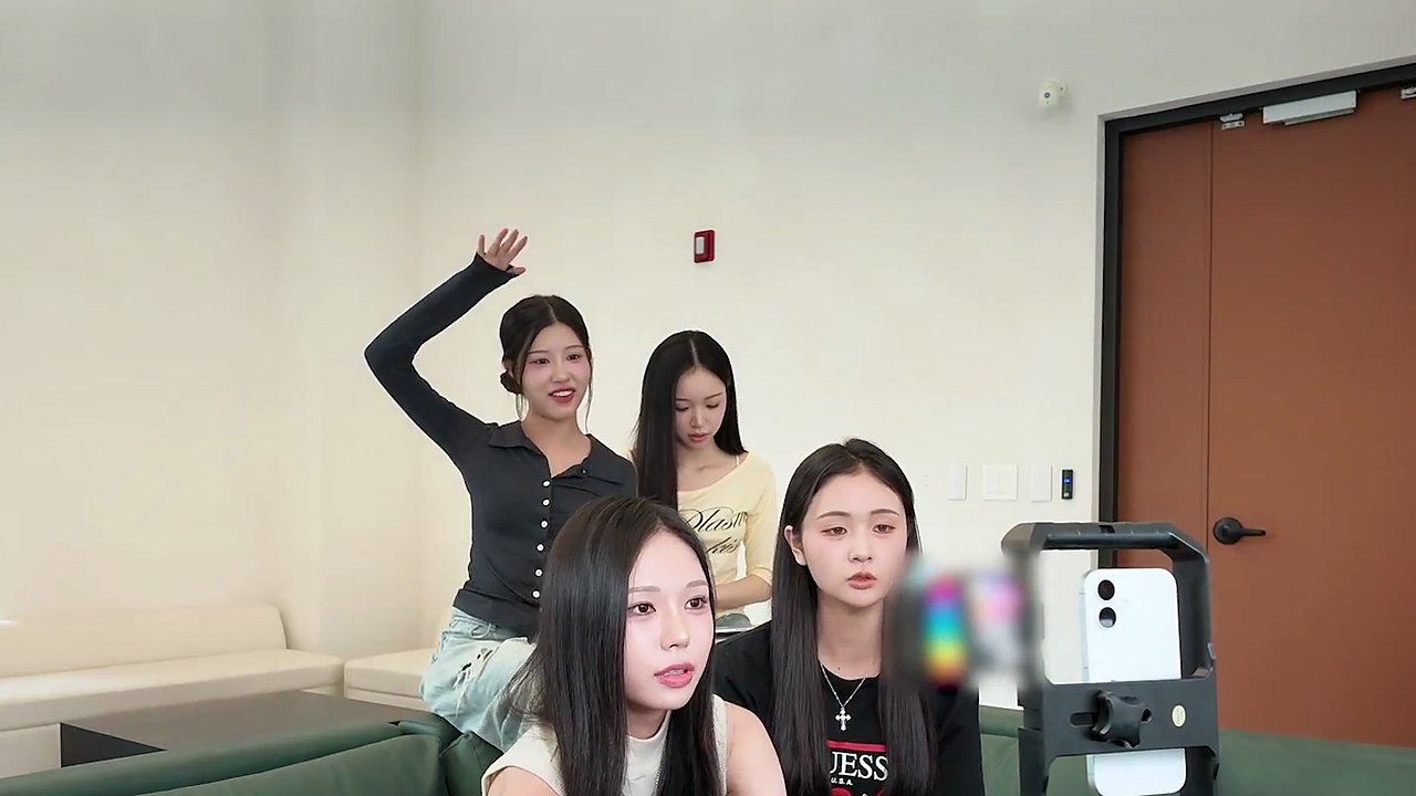라이브를 시작한 캔디샵 · 사진 = 원마이크 영상 갈무리