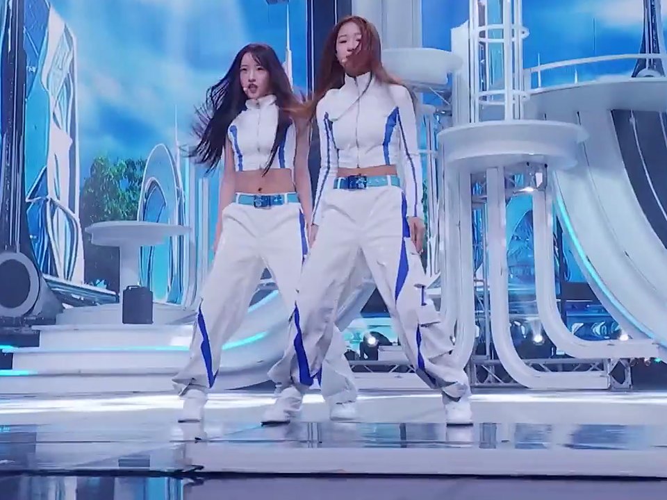 엠카운트다운 'NEON' 도입부의 시리(왼쪽)와 아이찡 · 사진 = Mnet '엠카운트다운' 방송 화면